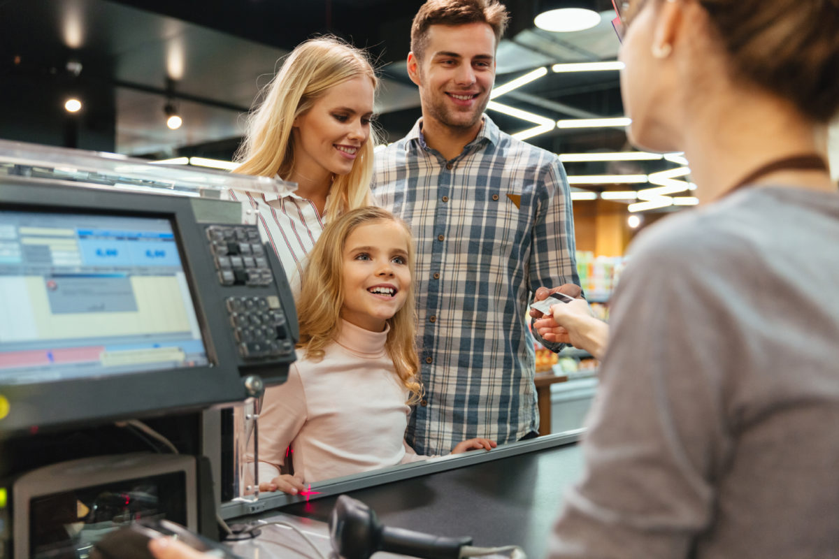 Какими банковскими картами лучше всего расплачиваться в супермаркетах